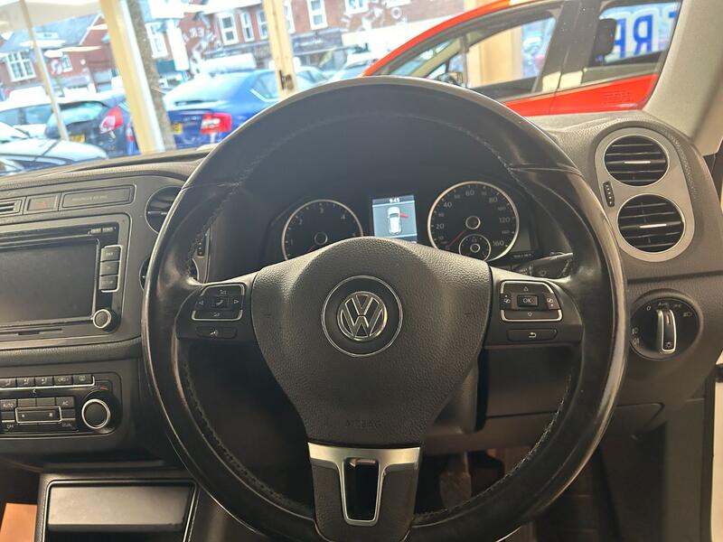 View VOLKSWAGEN TIGUAN 2.0 TDI BlueMotion Tech SE