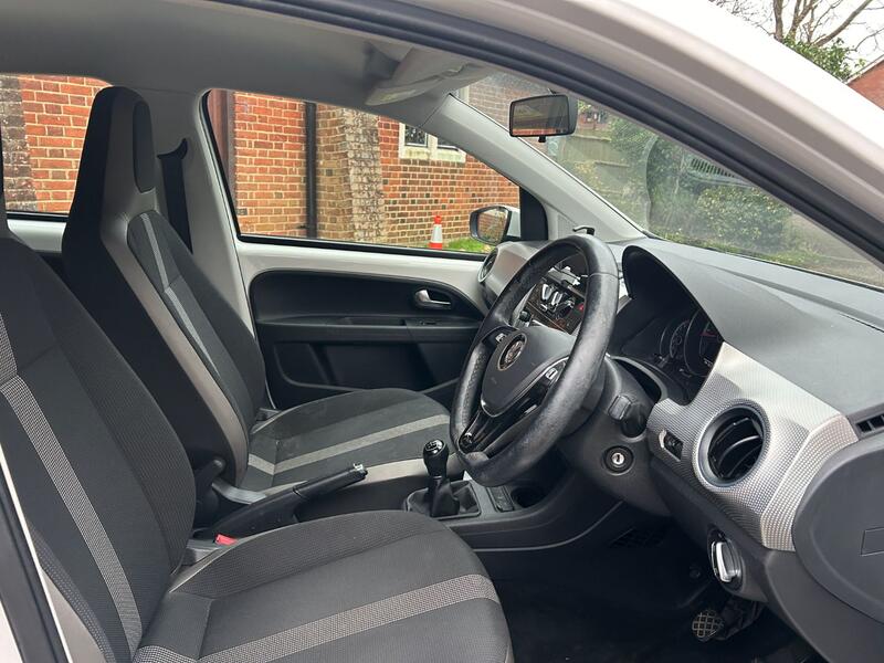 View VOLKSWAGEN UP 1.0 BlueMotion Tech High up!