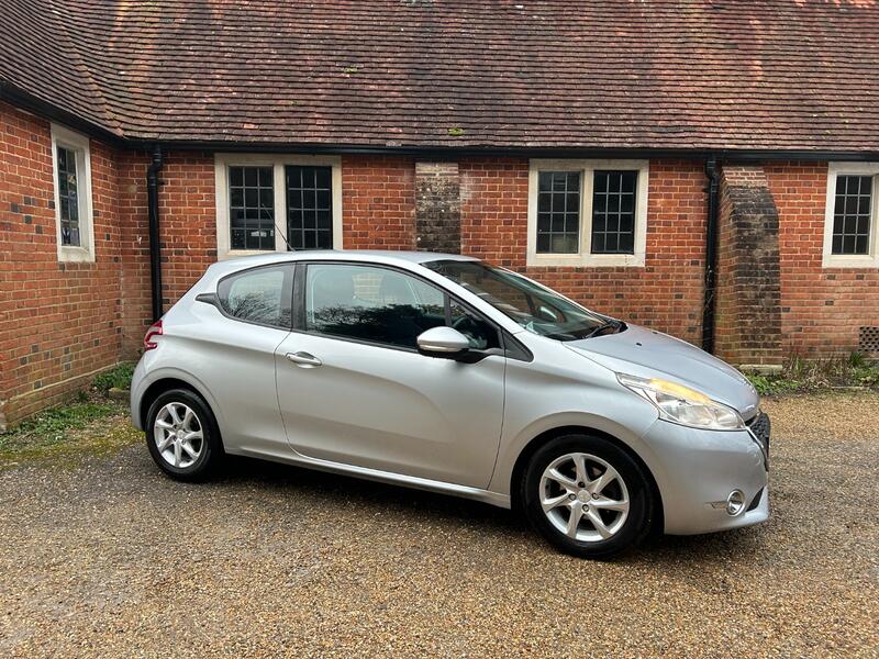 View PEUGEOT 208 1.6 e-HDi Active