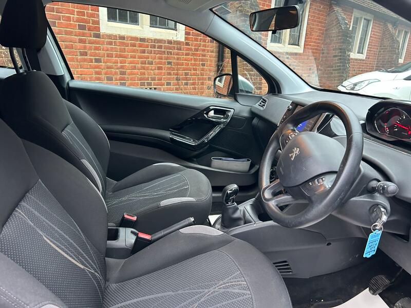 View PEUGEOT 208 1.6 e-HDi Active