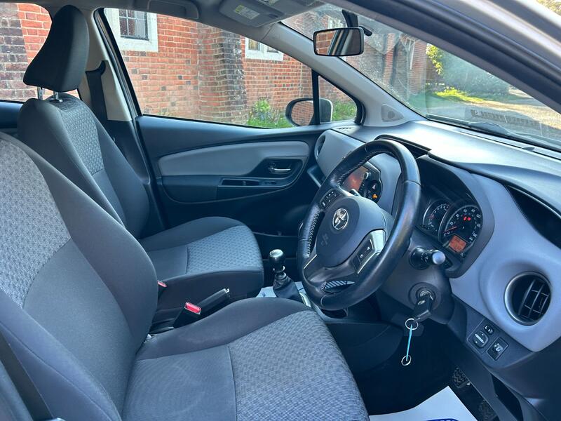 View TOYOTA YARIS 1.3 Dual VVT-i Icon