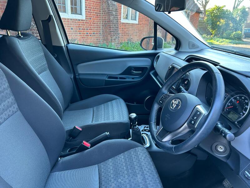 View TOYOTA YARIS 1.3 Dual VVT-i Icon