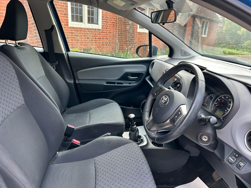 View TOYOTA YARIS 1.3 Dual VVT-i Icon