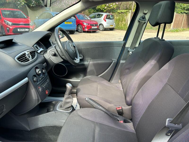 View RENAULT CLIO 1.4 16v Dynamique