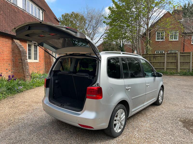 VOLKSWAGEN TOURAN