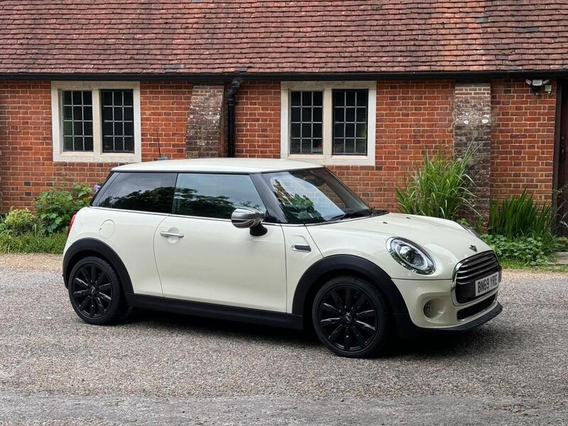 View MINI HATCH 1.5 3-Door Hatch Cooper Exclusive