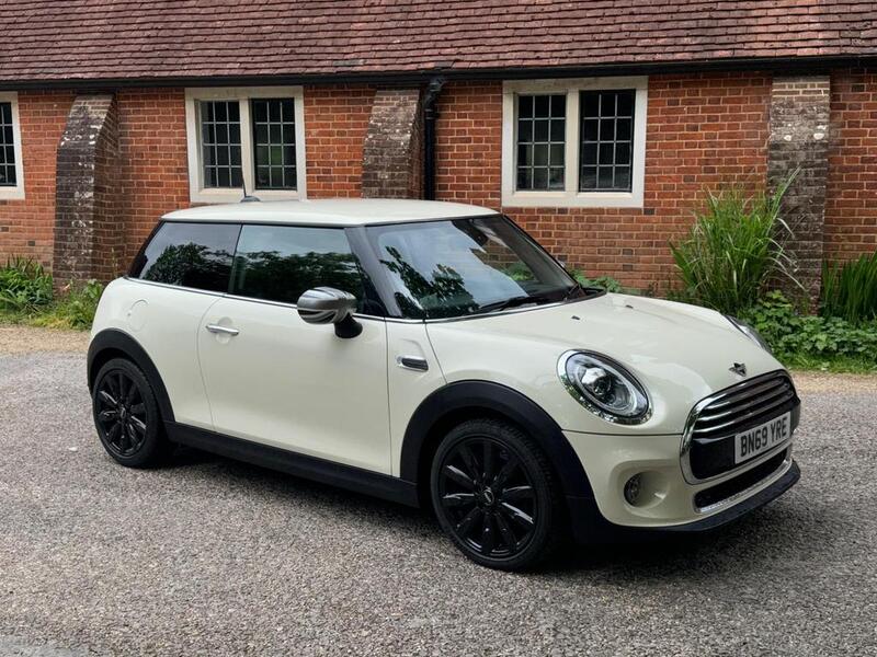 View MINI HATCH 1.5 3-Door Hatch Cooper Exclusive
