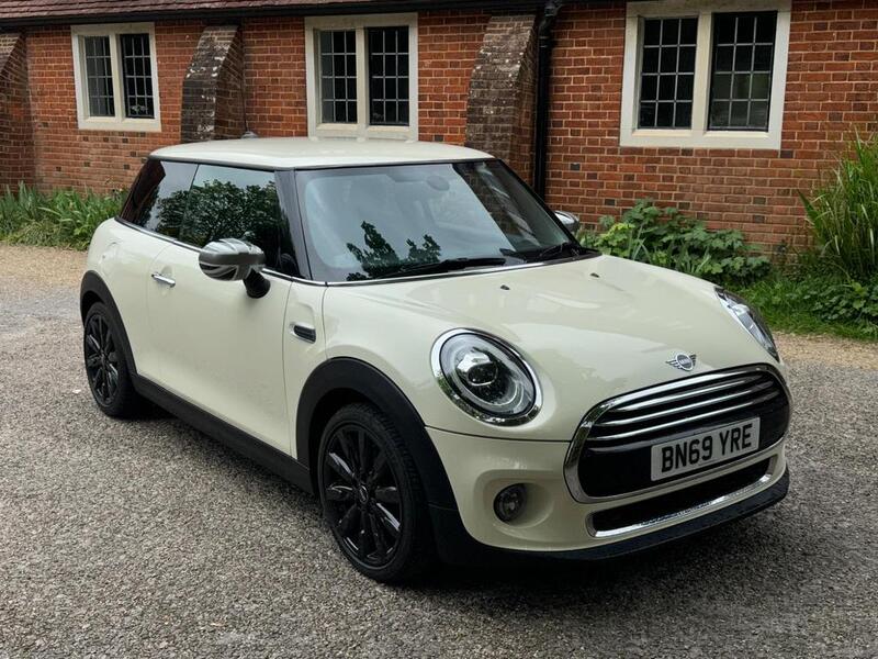 View MINI HATCH 1.5 3-Door Hatch Cooper Exclusive