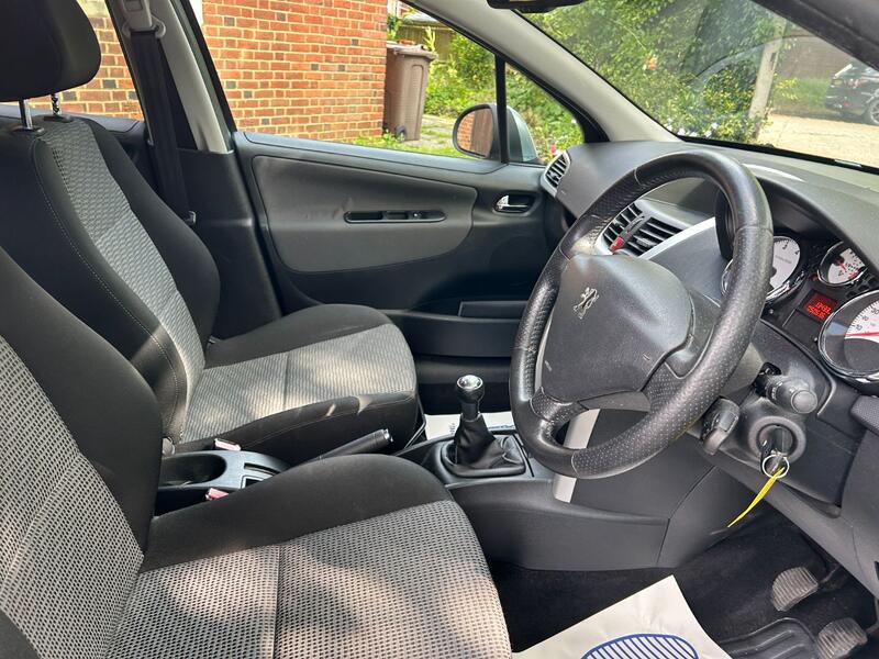 View PEUGEOT 207 1.6 VTi Sport